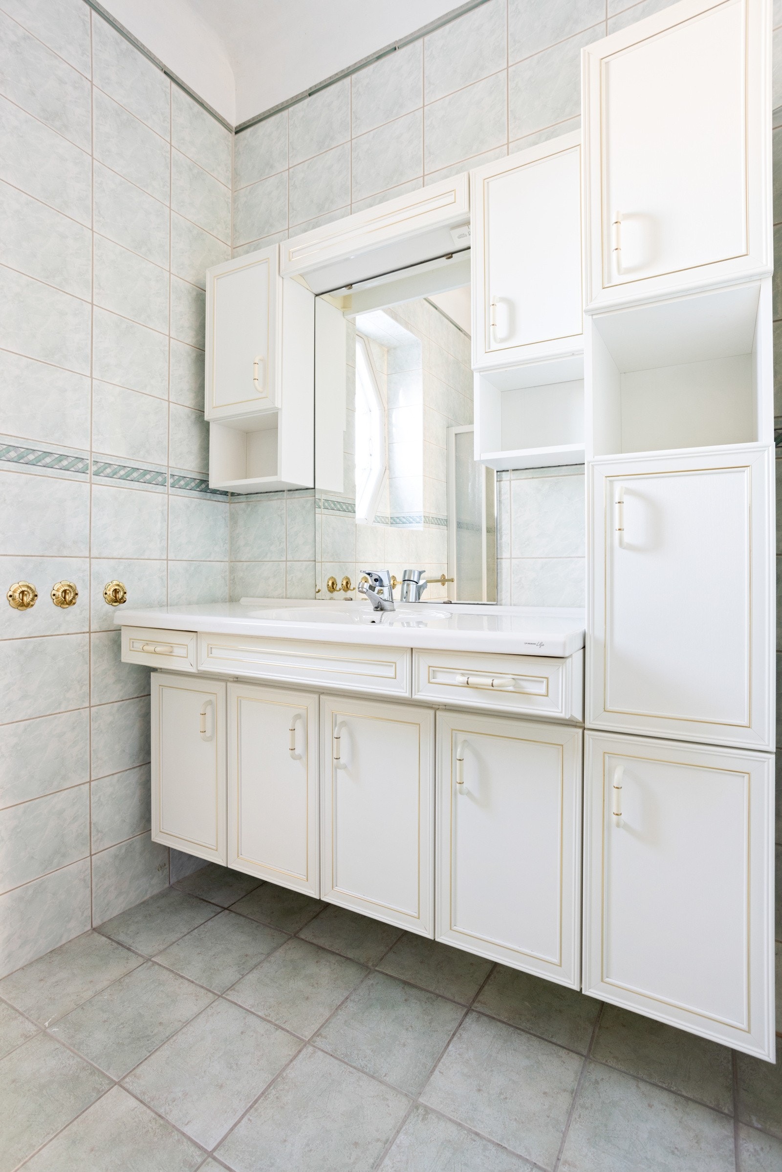 Badet har innredning med nedfelt servant, toalett, dusjvegger/hjørne og opplegg for vaskemaskin. Galleribilde