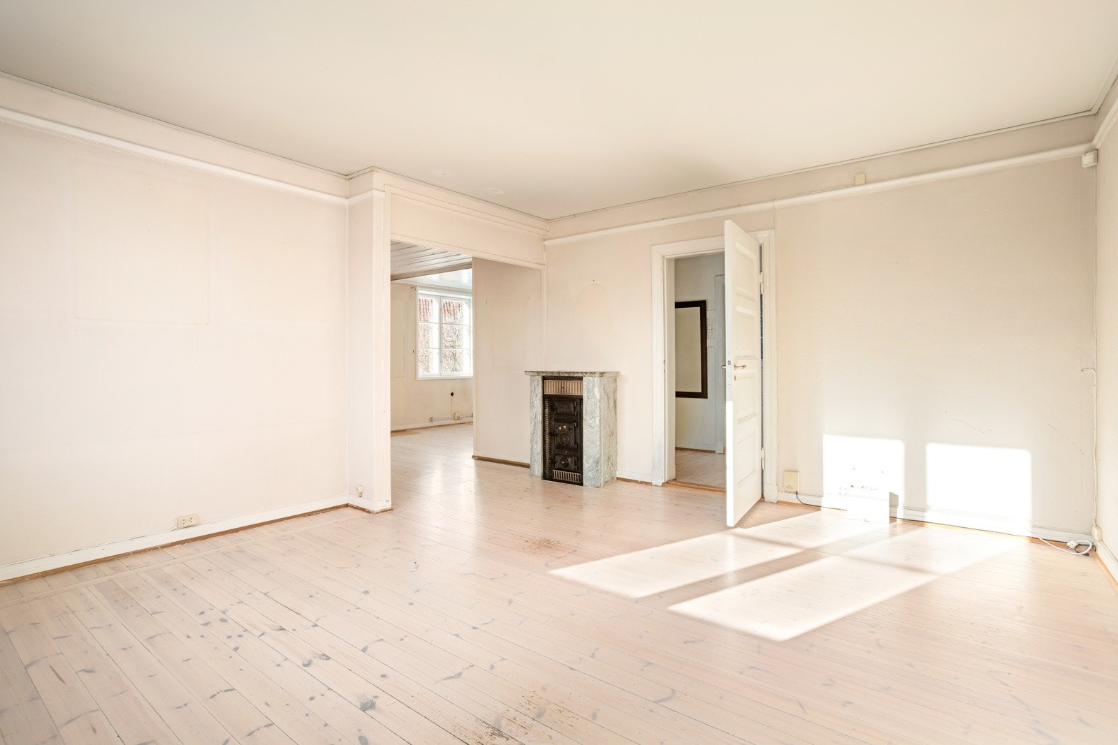 Boligen har mursteinspipe. Kleberstenskamin med dagtank i entré. Det benyttes øko parafin. Galleribilde