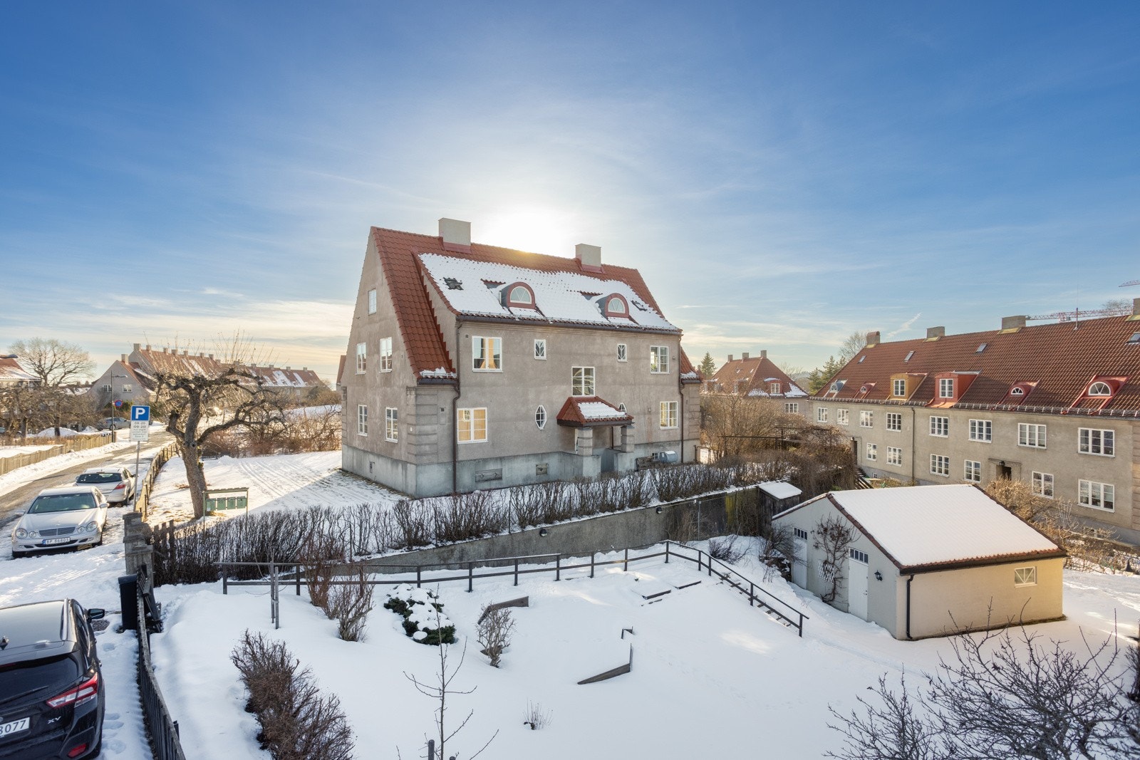 Eiendommen ligger høyt og fint til, rett ved Eventyrplassen, og har en attraktiv beliggenhet i Ullevål Hageby. Galleribilde