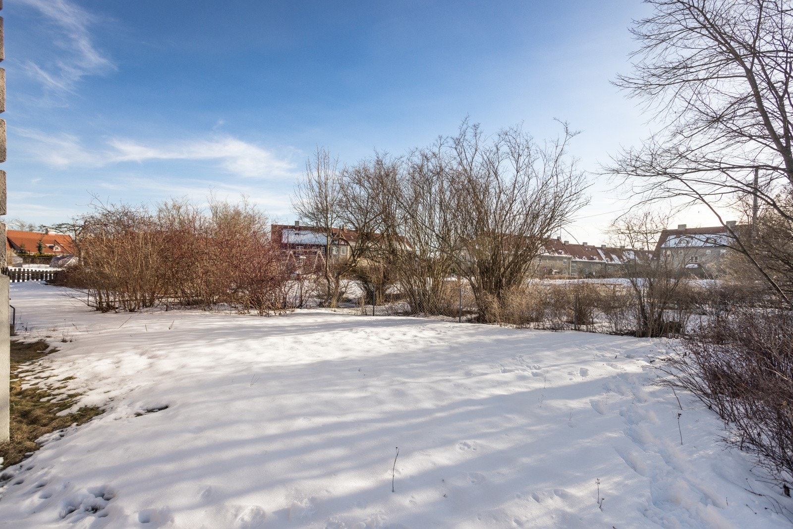 Hageparsellen er av god størrelse, og har god plass til sittegrupper og øvrig utemøblement. Galleribilde