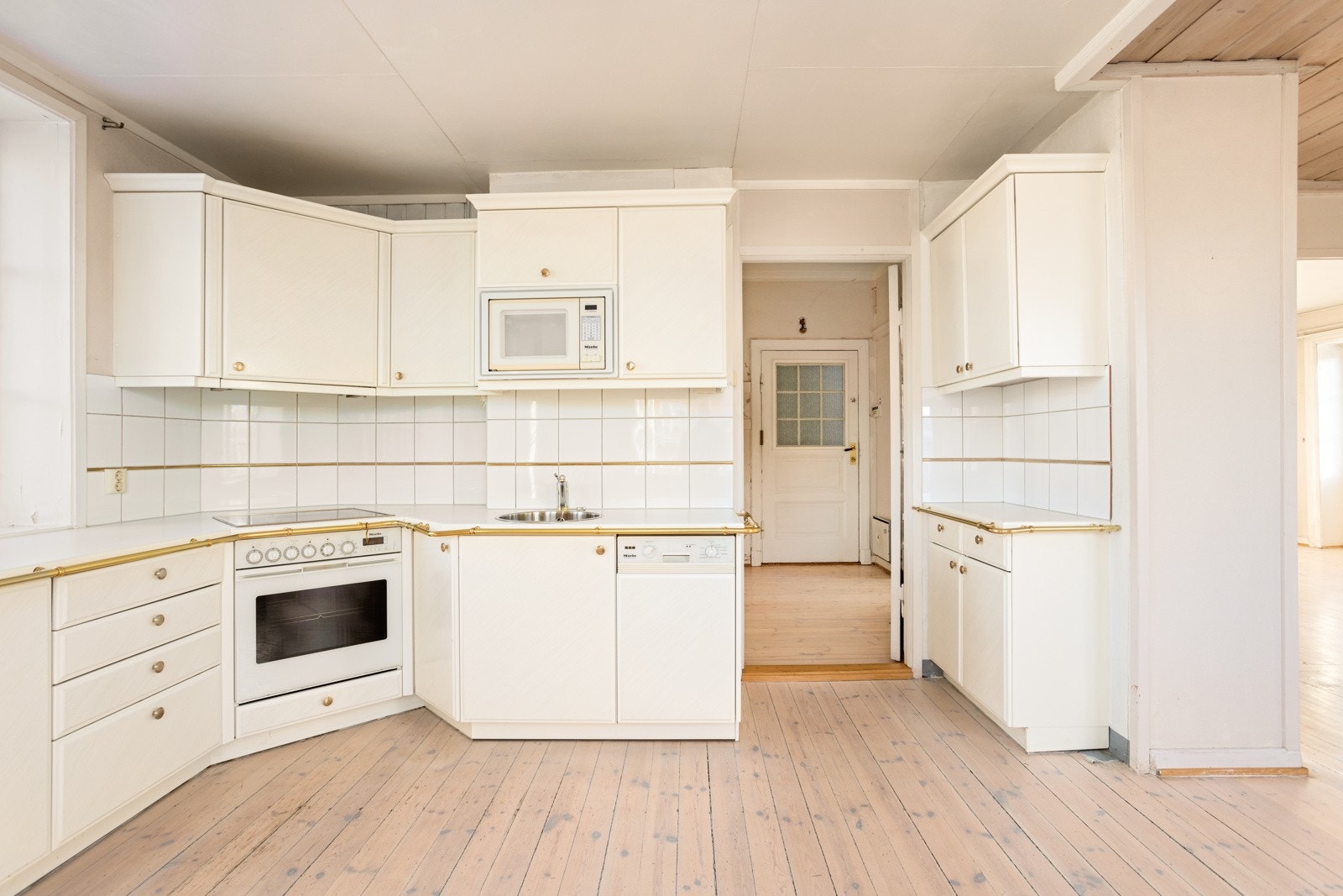 I dag er kjøkkenet utstyrt med integrert komfyr, platetopp, oppvaskmaskin og benkekjøleskap. Galleribilde