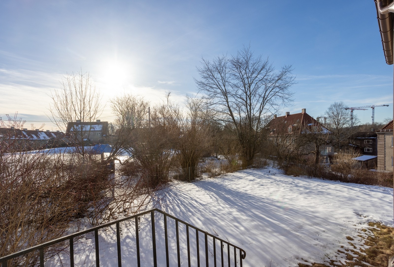 Hageparsellen ligger fint og solrik til, med boltreplass for både store og små. Galleribilde