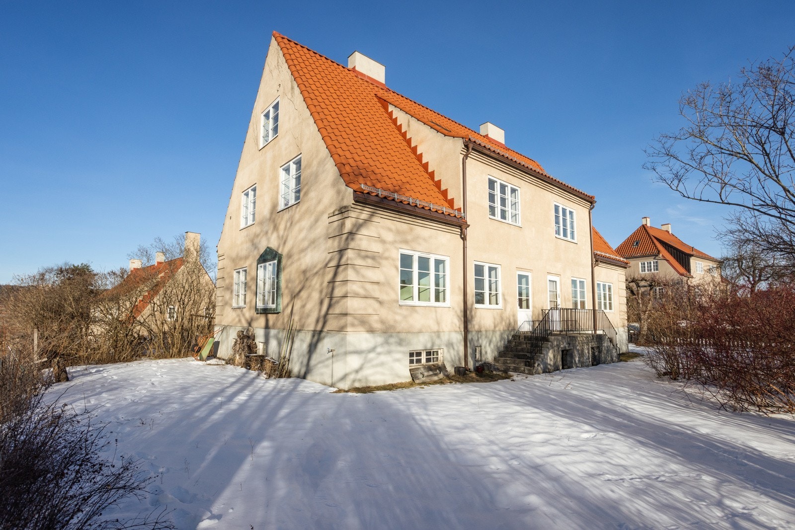 Hagearealet er til stor glede både sommer og vinter, og byr på en skjermet oase. Galleribilde