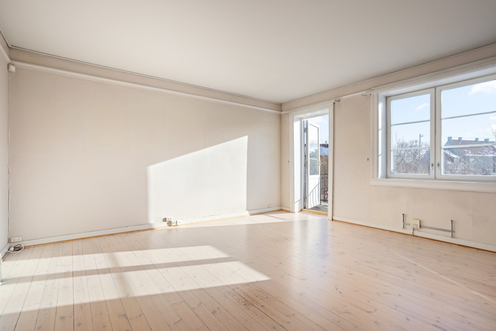 Innvendig har boligen eldre standard, og oppussing og modernisering må påregnes. Galleribilde