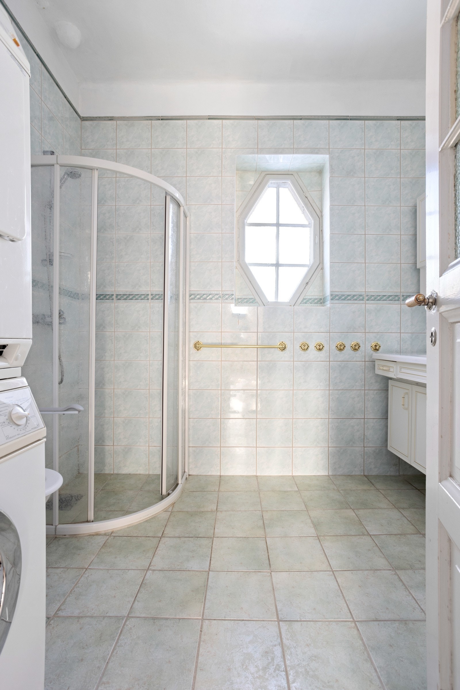 Badet er trolig fra 1990-tallet. Rommet ligger i fin tilknytning til entéen. Galleribilde