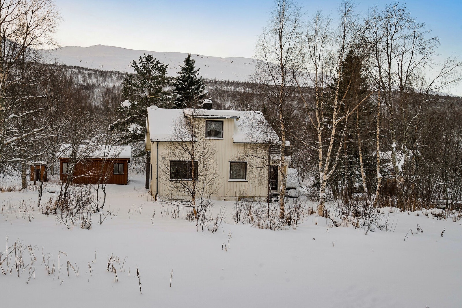 Den første fritidsboligen er den største og har innlagt strøm og vann. Galleribilde