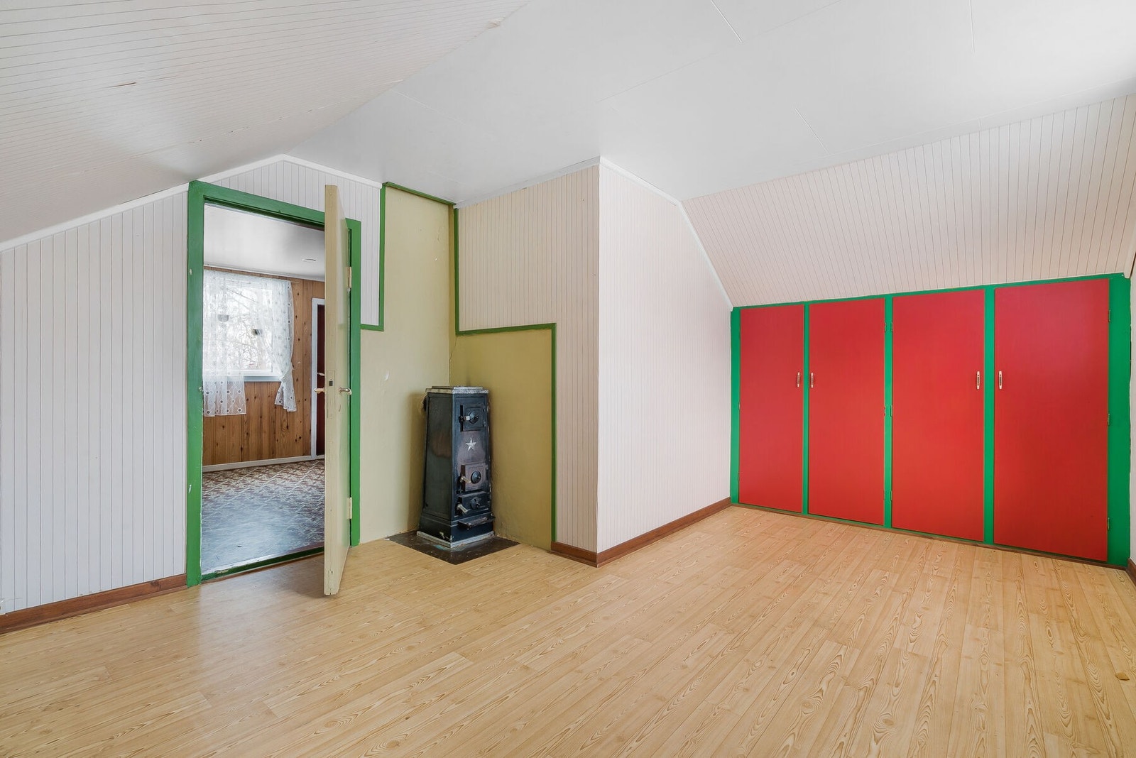 Soverom med vedovn Galleribilde