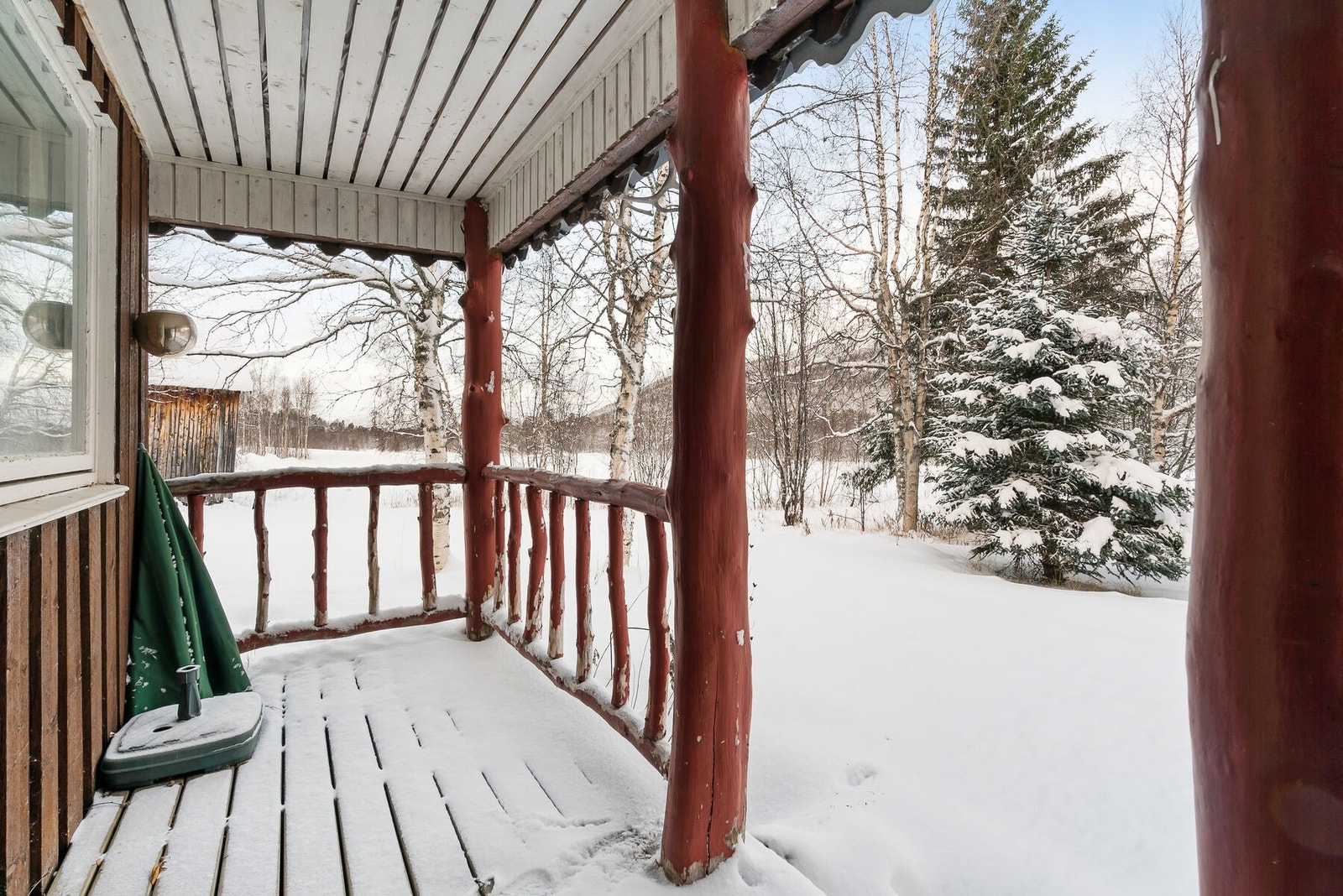 Terrasse og inngangsparti til hytten Galleribilde