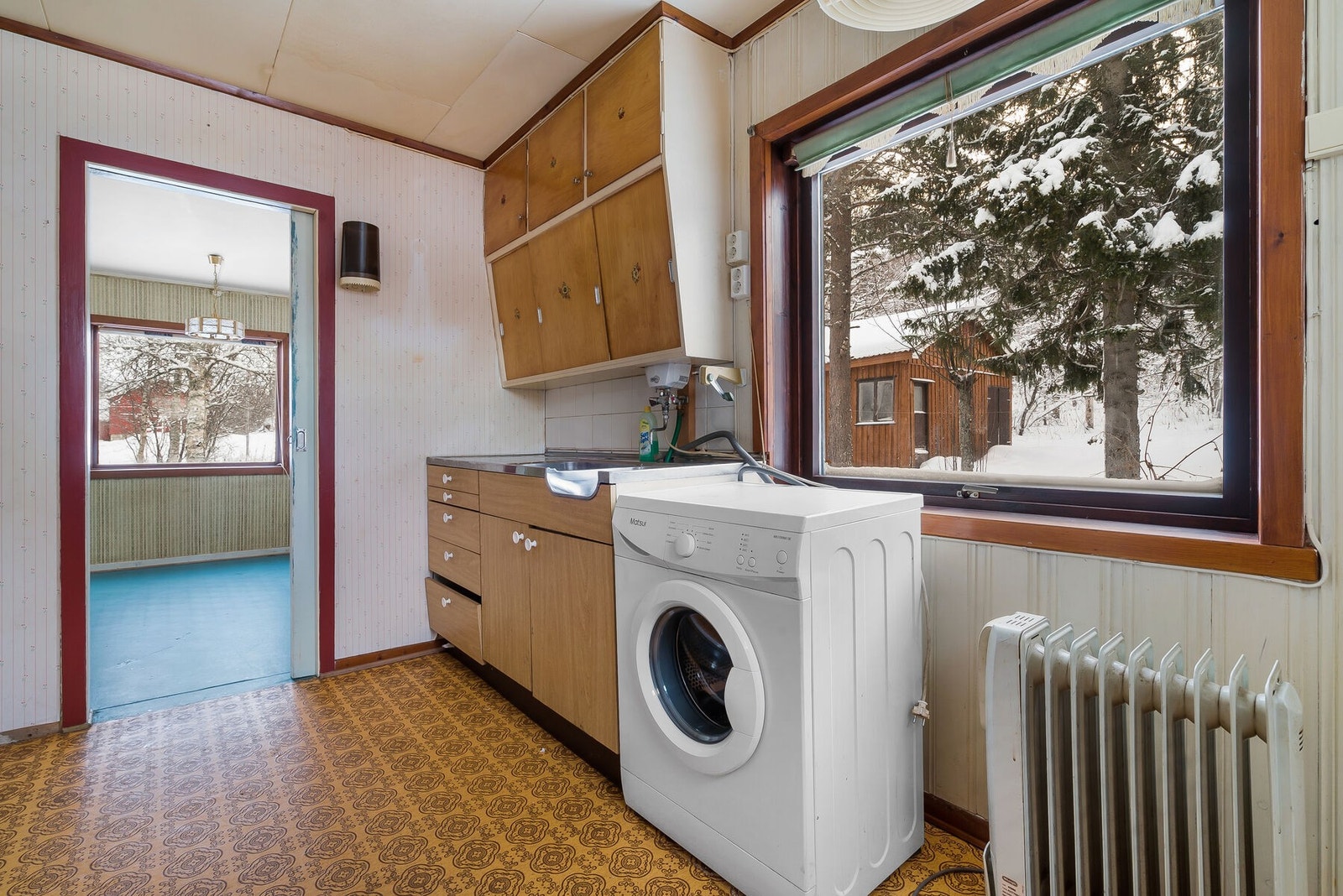 Romslig kjøkken med enkel innredning Galleribilde