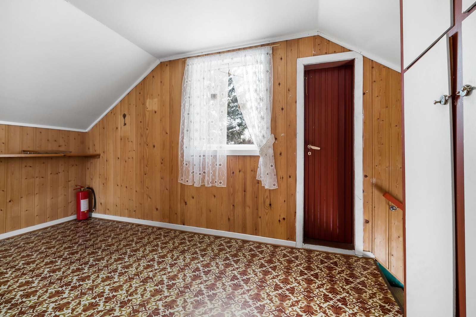 Loftstue med skap og liten bod Galleribilde