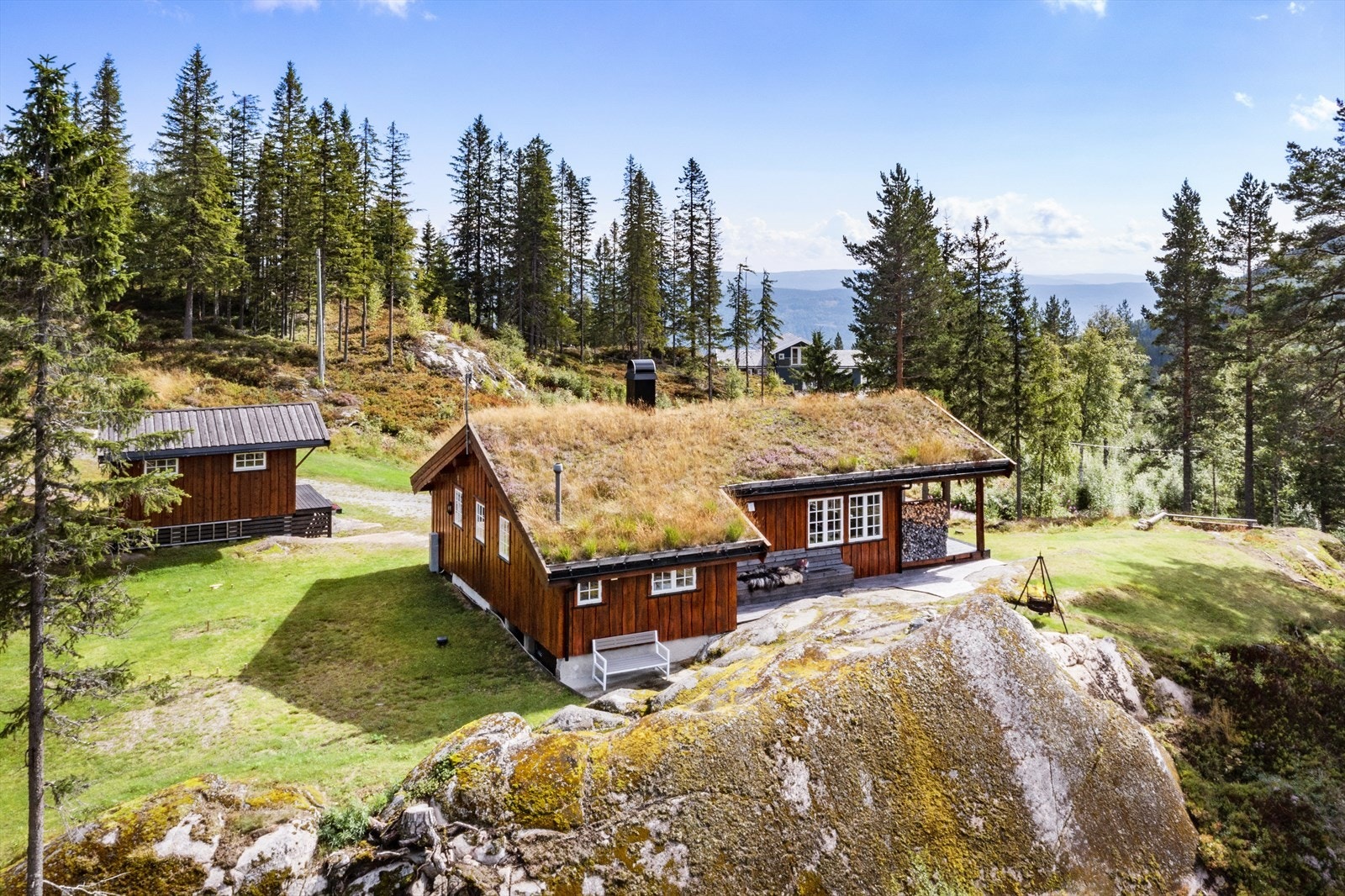 Om sommeren er det gode turterreng, golfmuligheter og flere flotte bade- og fiskevann. Galleribilde