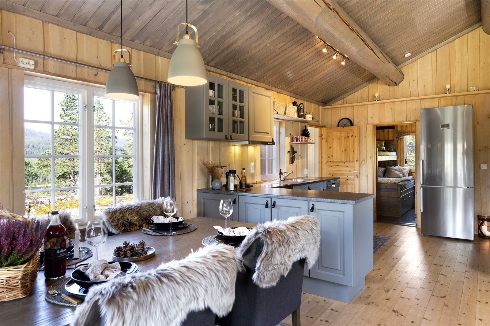 inviter nære og kjære på hyttetur. Med åpen løsning mot spisestuen kan man fint underholde middagsgjestene samtidig som man tilbereder måltidene. Galleribilde