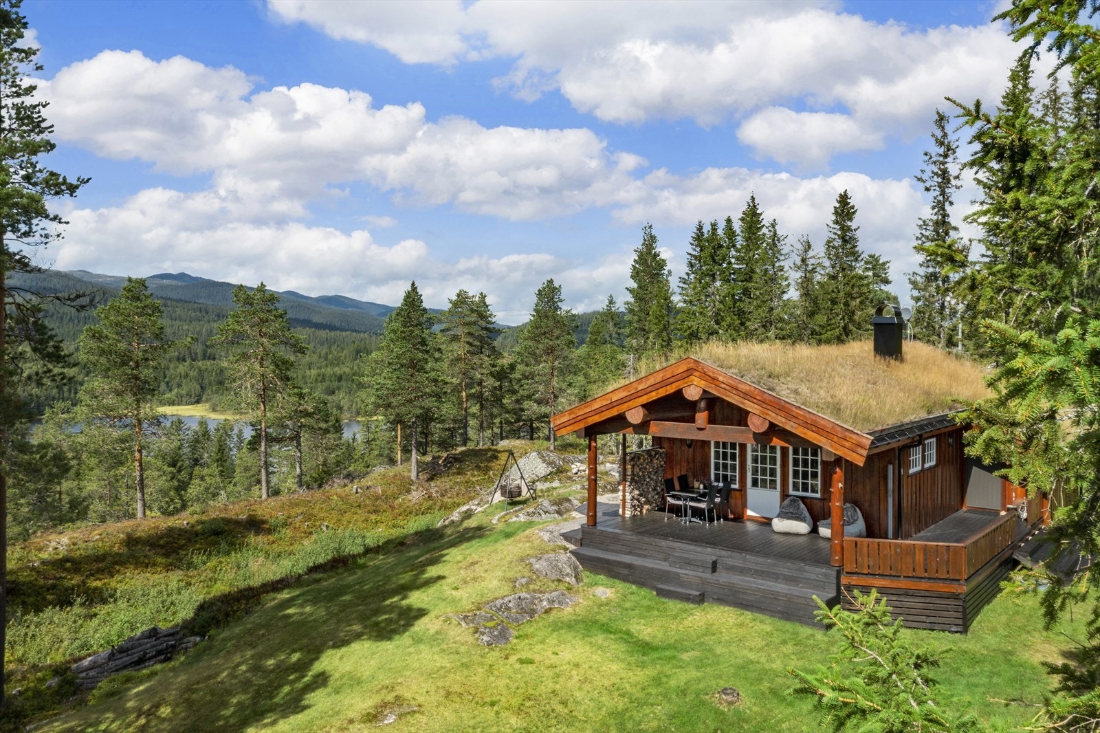 Fra eiendommen har man flott utsikt ut mot vannet. I tillegg byr eiendommen på gode solforhold! Galleribilde