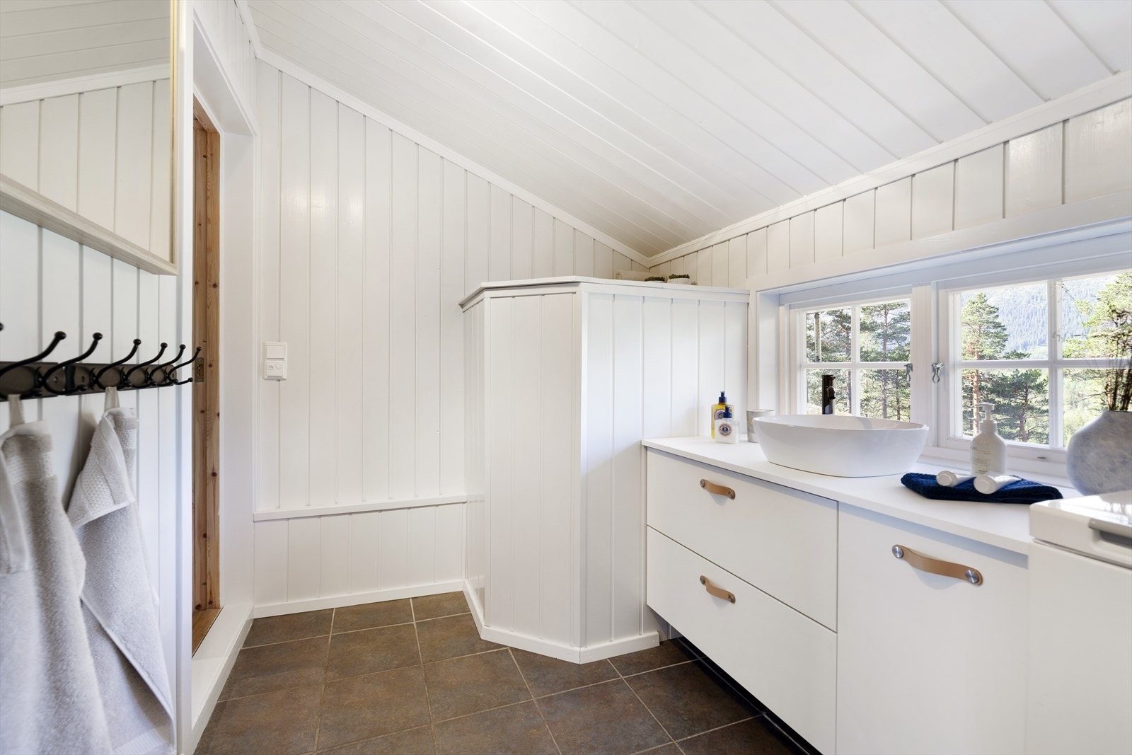 Baderommet er utstyrt med innredning hvor man rikelig med oppbevaring. Galleribilde