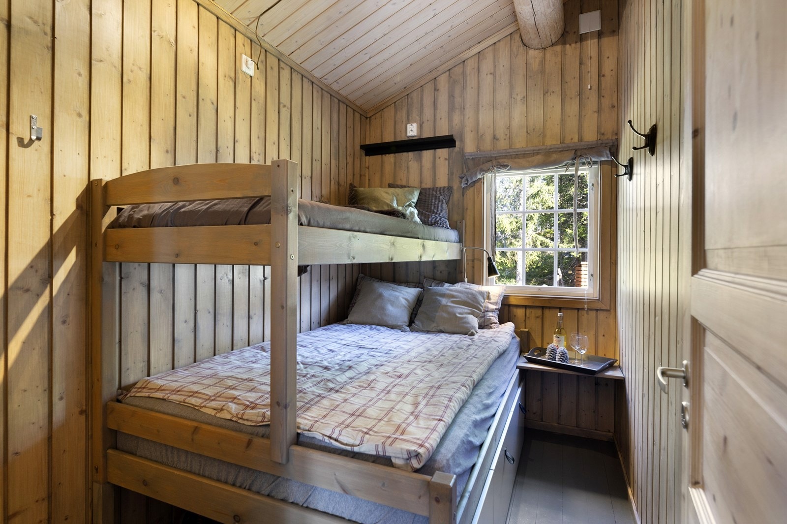 Lunt og innbydende soverom med plassbygd familiekøye. Galleribilde