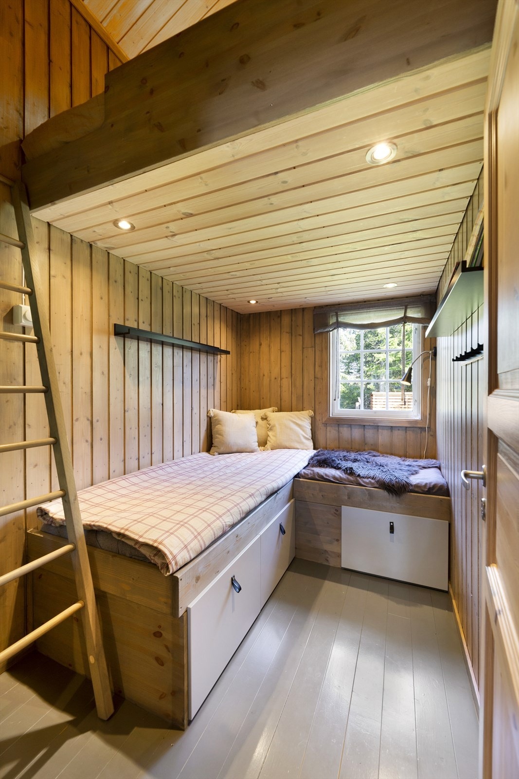 På det tredje soverommet er det etablert en praktisk hems for ekstra sengeplasser. Nede er det også her etablert plassbygd seng med smarte oppbevaringsmuligheter. Galleribilde