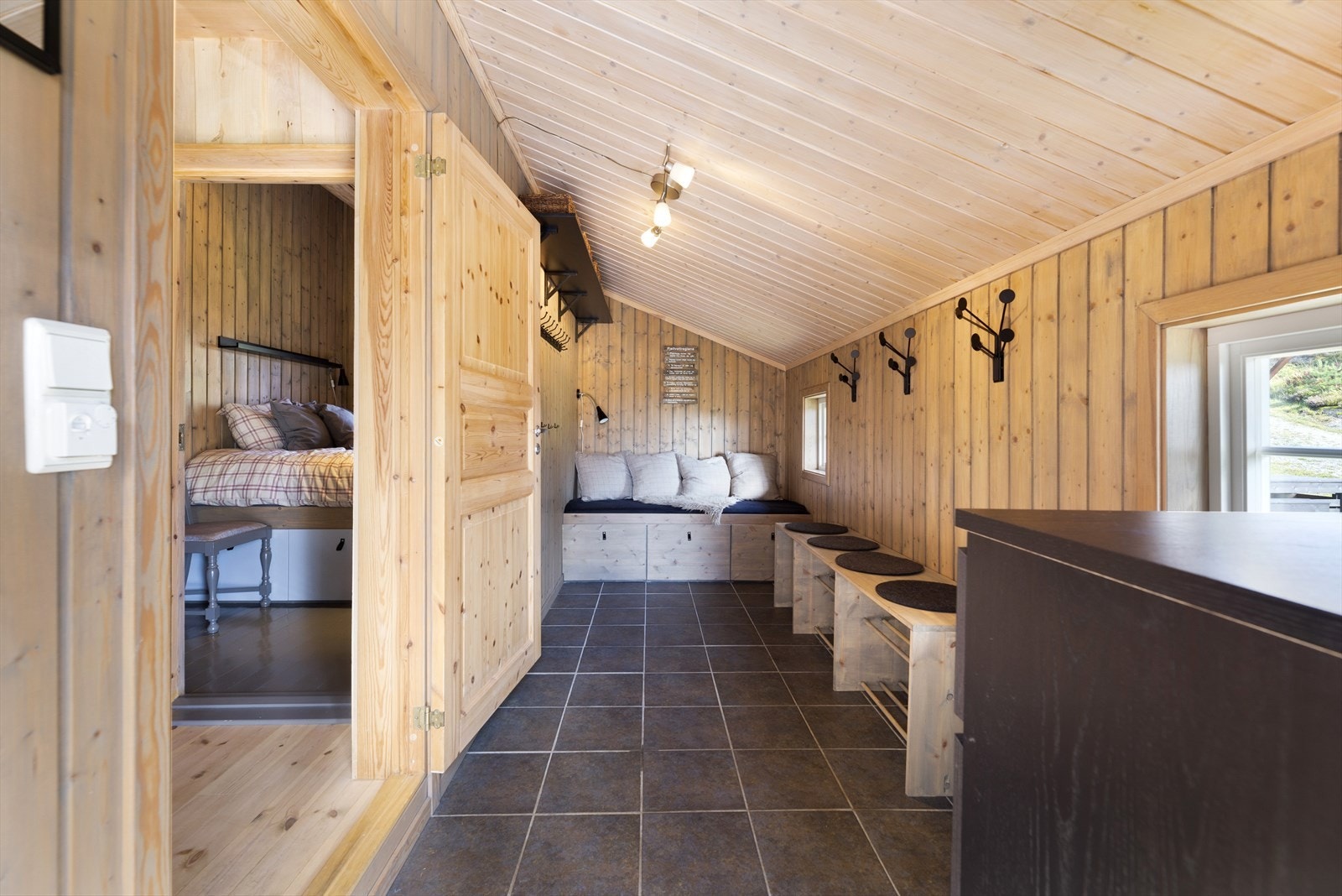 Velkommen inn! Koselig entré med god plass til oppbevaring av sko og yttertøy. Behagelig varme i flislagt gulv. Galleribilde