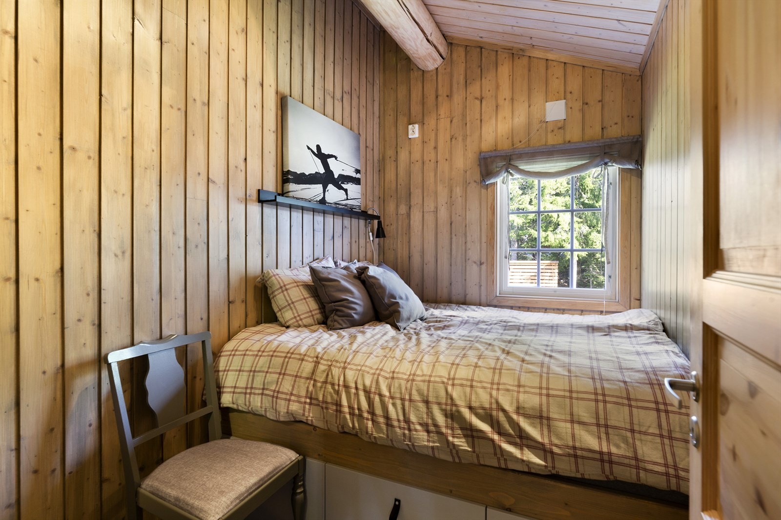 Pent hovedsoverom. Plassbygd dobbeltseng med oppbevaringsmuligheter. Galleribilde