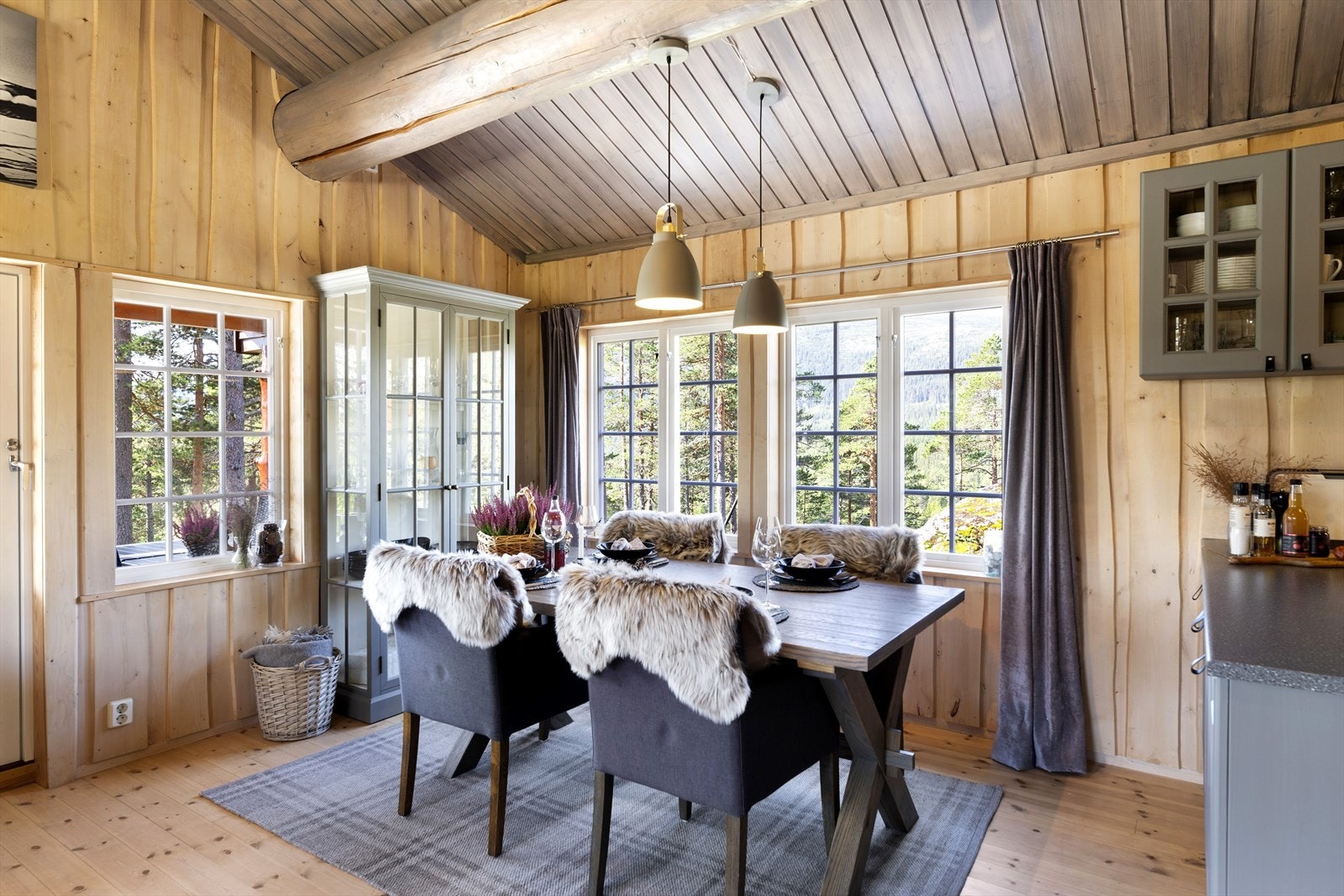 God plass til stor spisestue. Galleribilde