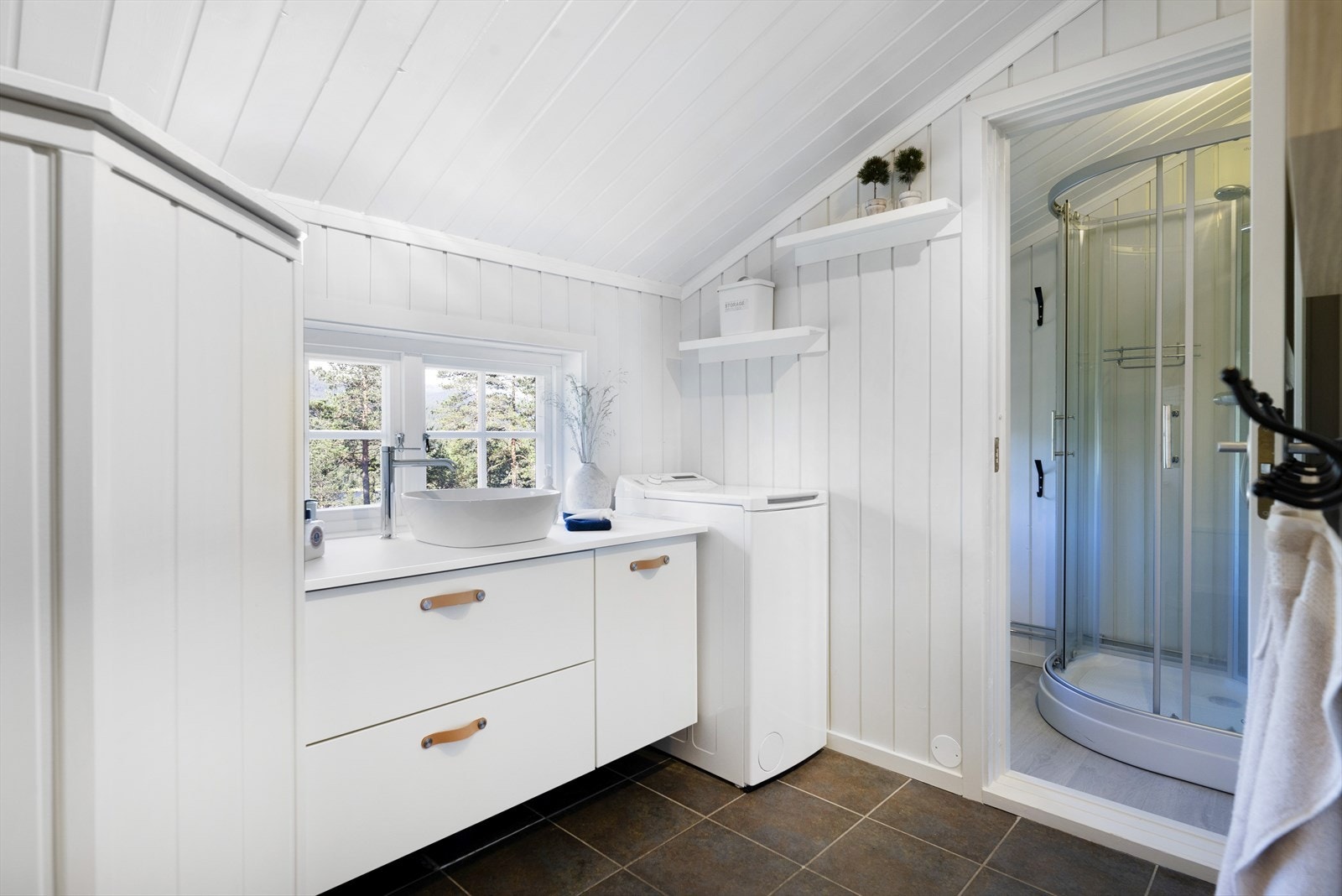 Lyst og fresht baderom. Her har man behagelig varme i gulv samt opplegg for vaskemaskin. Galleribilde