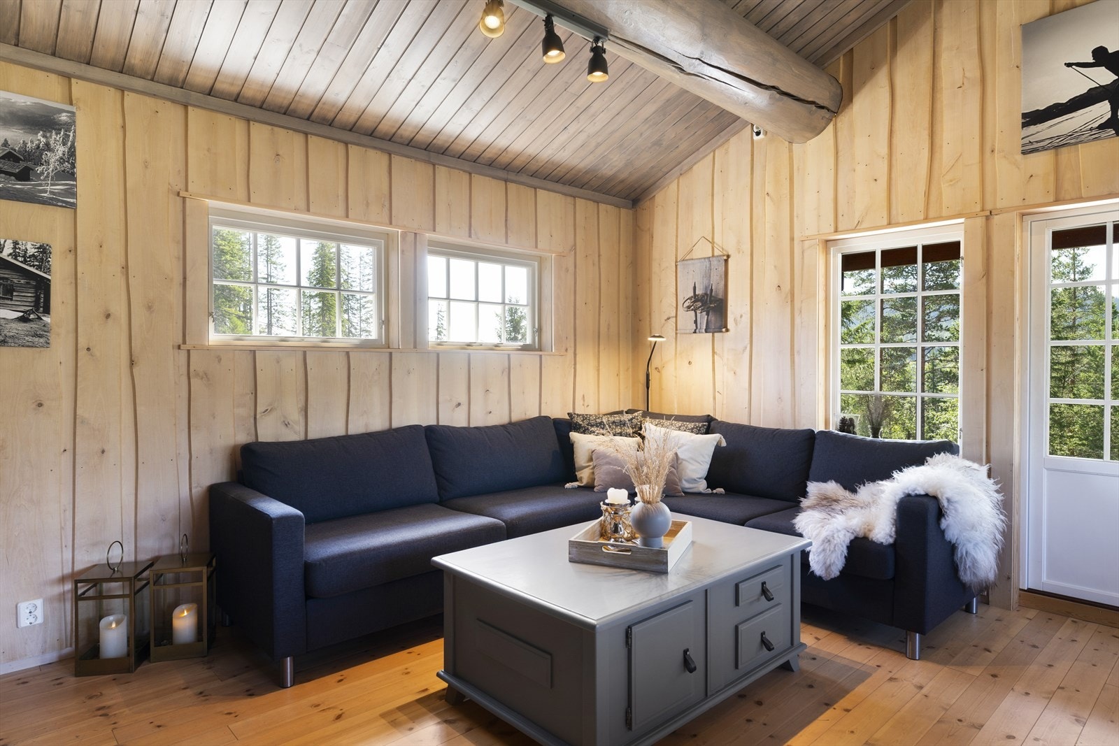 Hytta ble bygd i 2006 og har en delikat og lun hyttestil med beisede overflater og laftet himling. Galleribilde