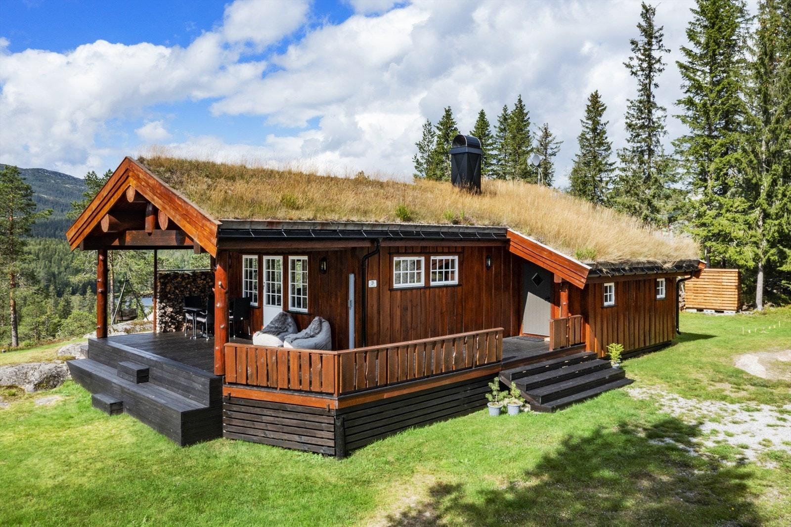 Stor terrasse som er delvis overbygget for å skjerme mot vær og vind. Stor tomt med usjenert beliggenhet innerst i blindvei for hyttefeltet. Eiendommen er pent opparbeidet og har flere fine utesoner. Galleribilde