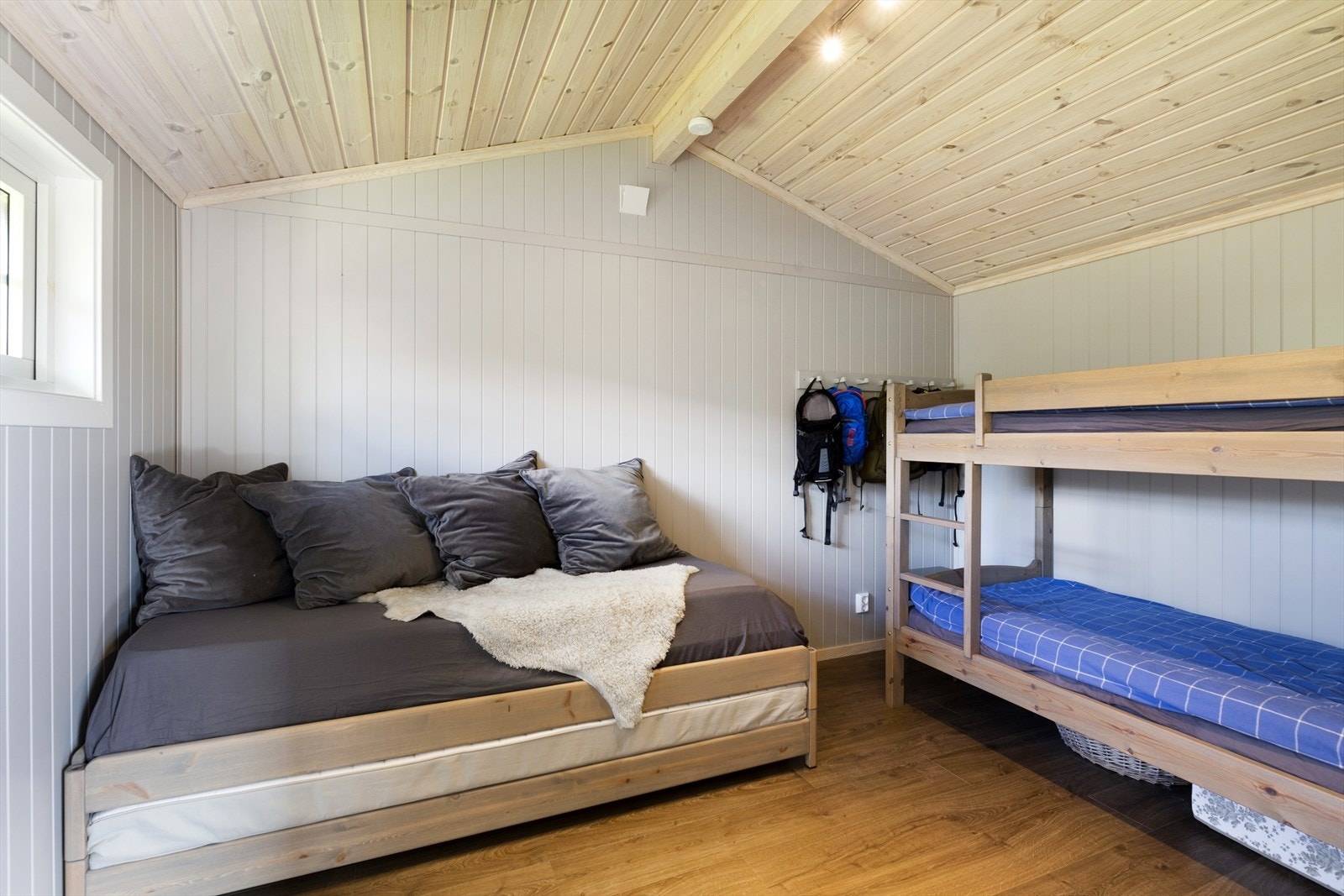 Stort innredet rom i anneks. Galleribilde