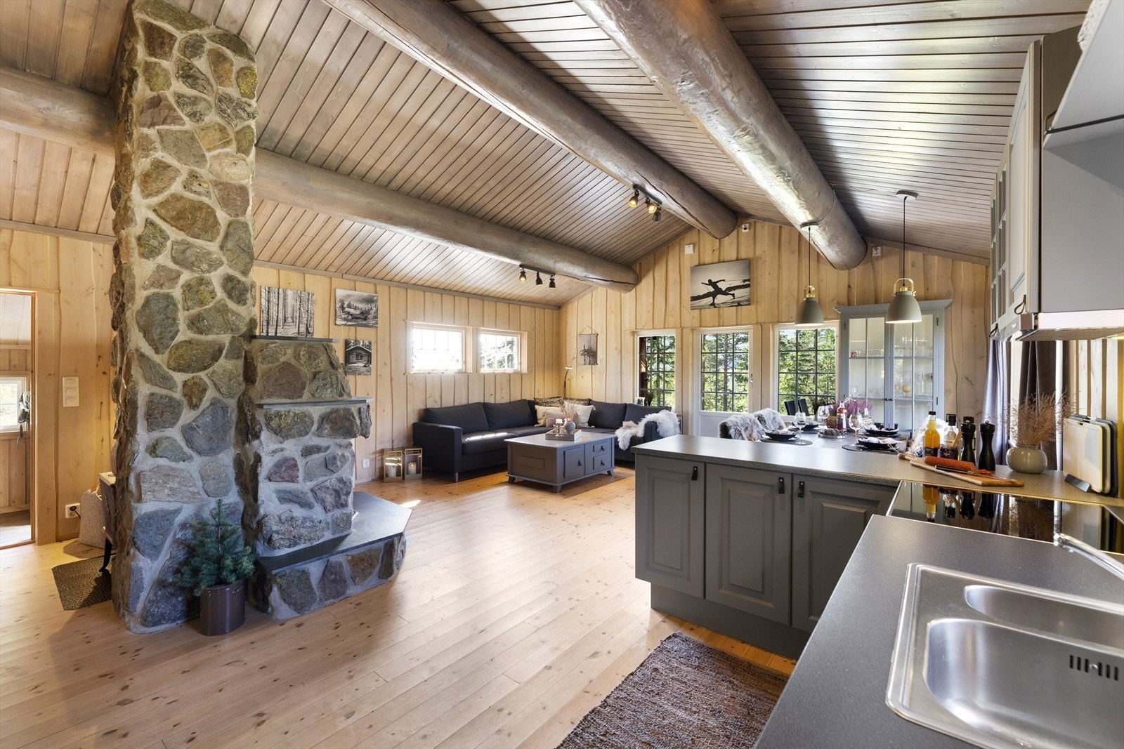 Gjennomgående pen hyttestandard med en praktisk planløsning. Galleribilde