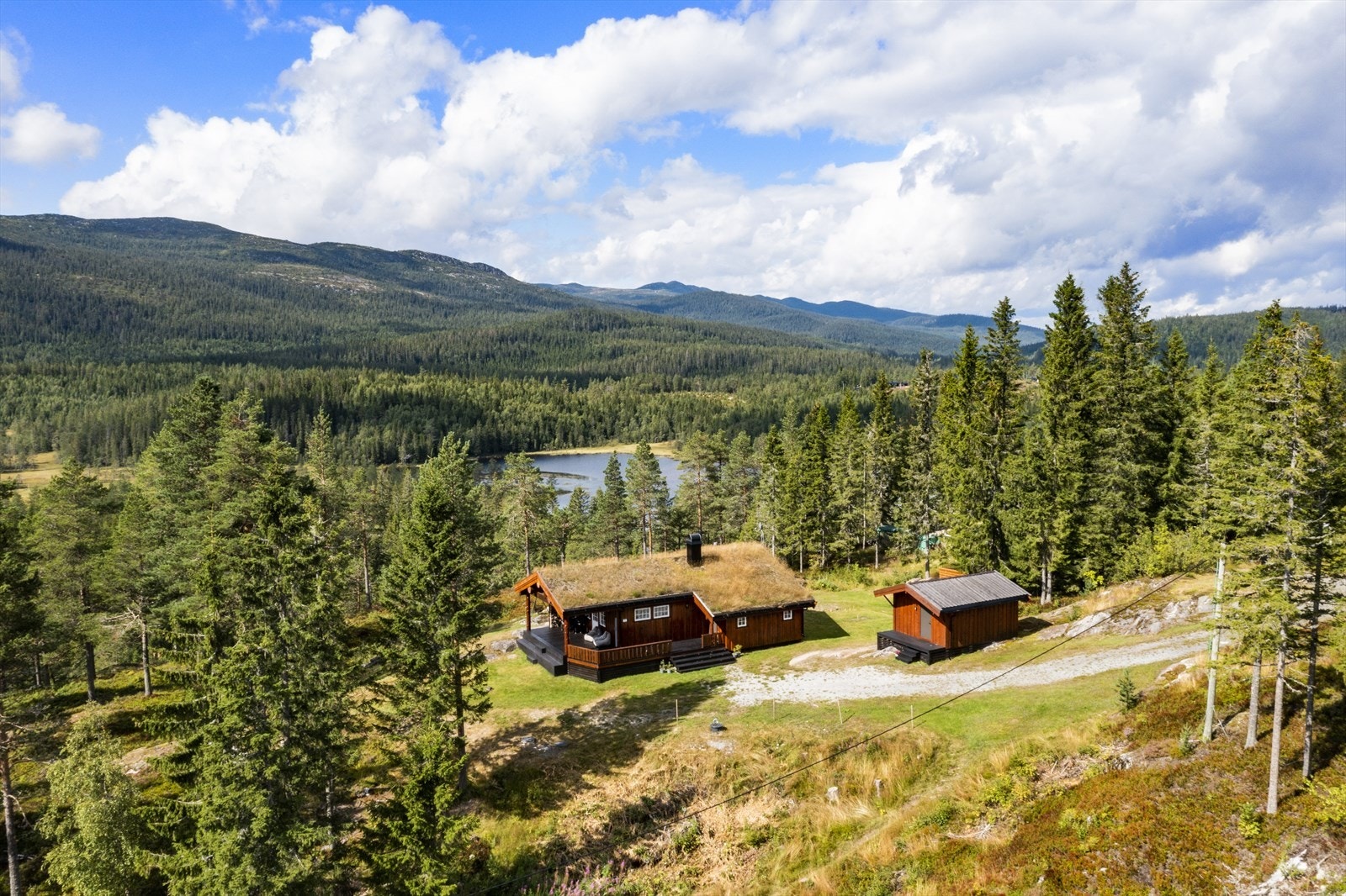 Flott beliggenhet ca. 600 m.o.h. i Skarrudåsen på Vikerfjell, som er et tureldorado sommer som vinter! Galleribilde