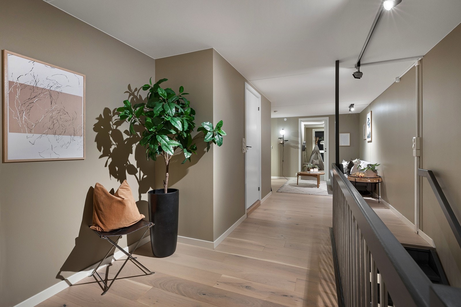 Malt i delikate, lyse farger som står pent i stil med moderne parkett på gulv. Galleribilde