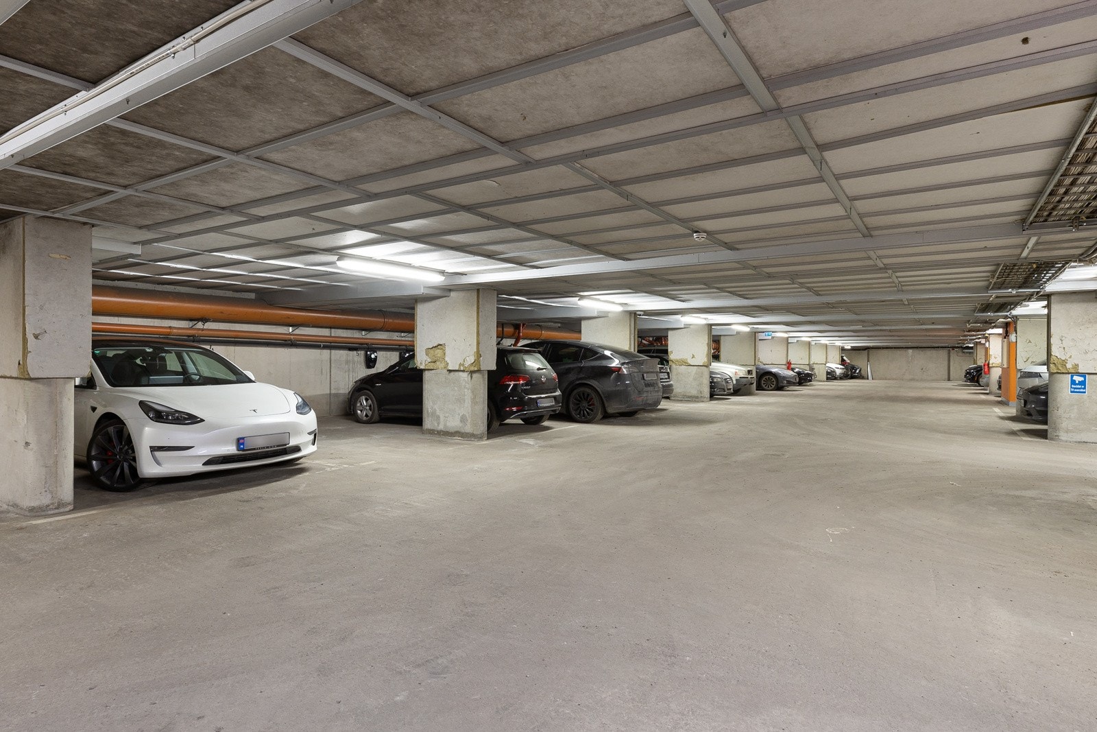 Det medfølger garasjeplass som er klargjort for montering av el-billader. Galleribilde