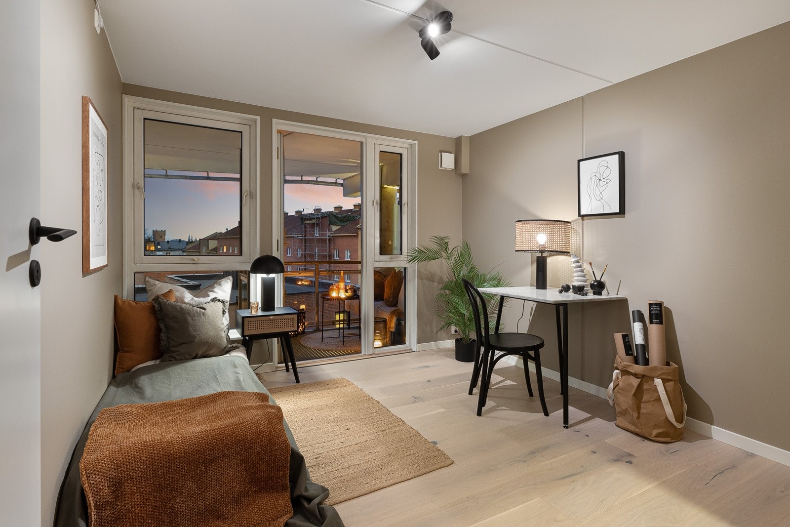 Soverom II er også av god størrelse og har god plass til dobbeltseng, skrivebord og tilhørende møblement. Galleribilde