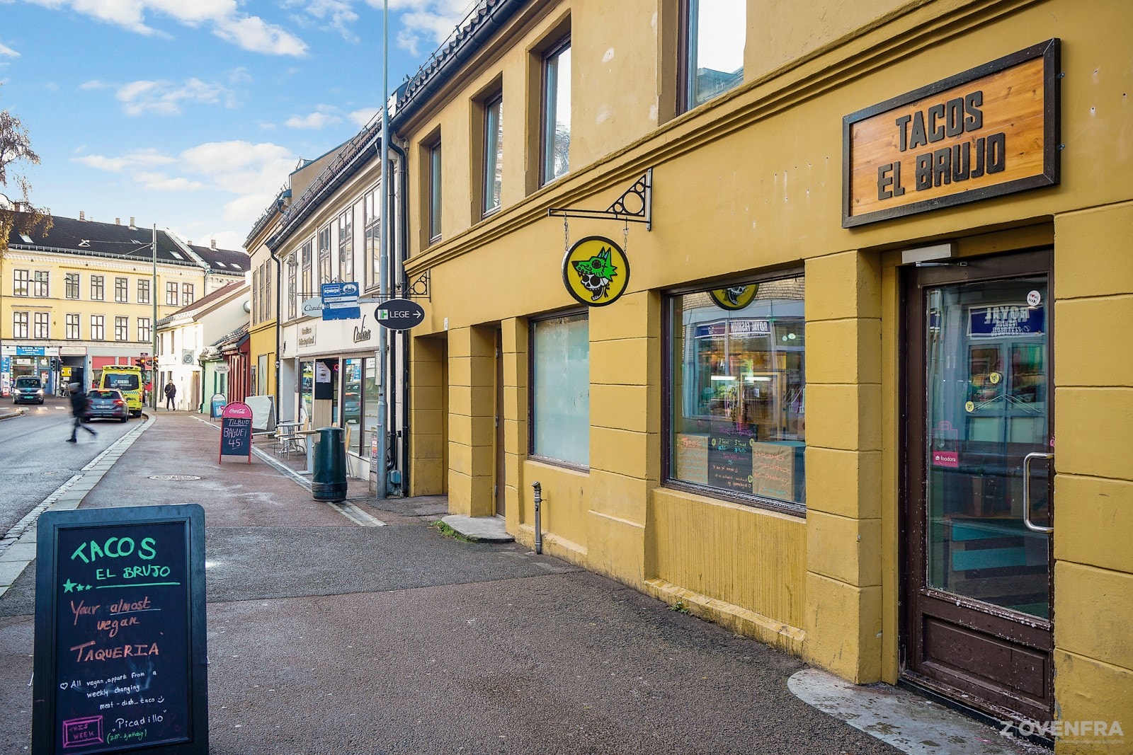Området har rikelig med utvalgav spisesteder og uteliv. Galleribilde