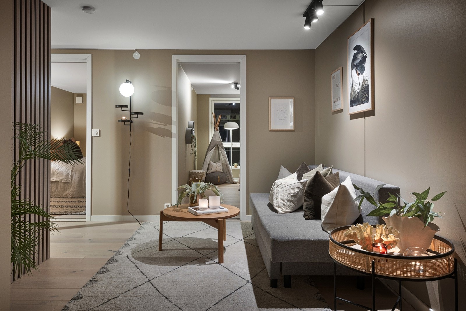 Det er en hyggelig mellomgang på utsiden av soverommene som i dag er innredet som en ekstra stue. Galleribilde