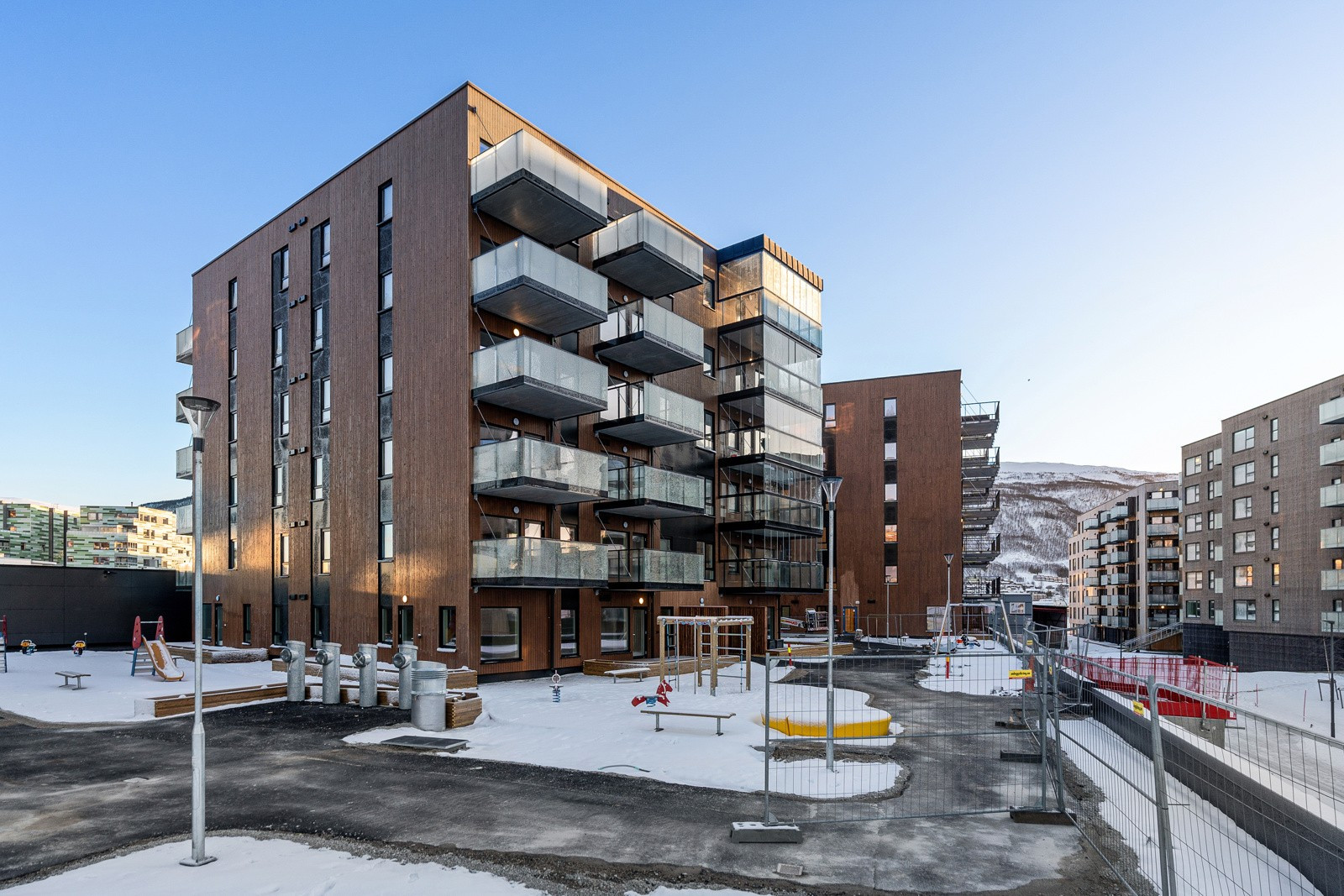 Velkommen til Strandvegen 110B - Presentert av Sne eiendomsmegling ved Jonas Bergersen!Moderne 3-roms leilighet med attraktiv beliggenhet