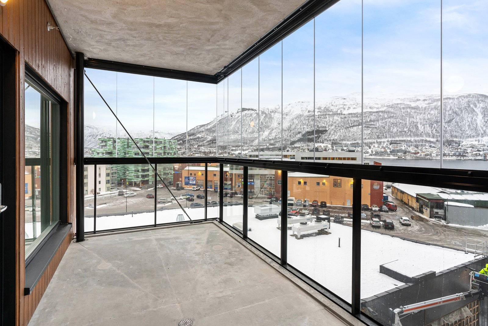 Stor innglasset veranda på 14 kvm med fin utsikt mot Tromsdalen, Ishavskatedralen og fjellheisen