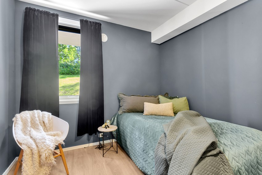 Romslig soverom med god plass til stor seng og klesoppbevaring i skyvedørsgarderobe.