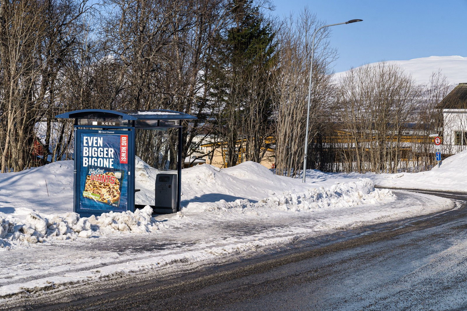 Buss rute nr 34 og 33 stopper like utenfor blokka og tar deg direkte til Giæverbukta (ca 8 min), UiT/UNN (ca 15 min) og sentrum (ca 10 min).