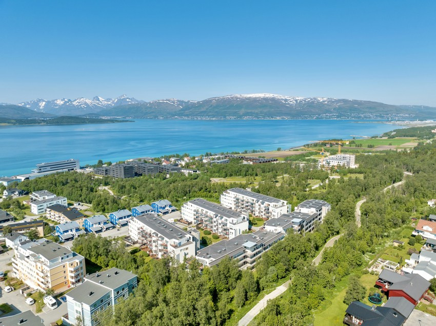 Fra leiligheten har du gåavstand til bl.a. søndagsåpen dagligvare, skole, barnehage og treningssenter.
