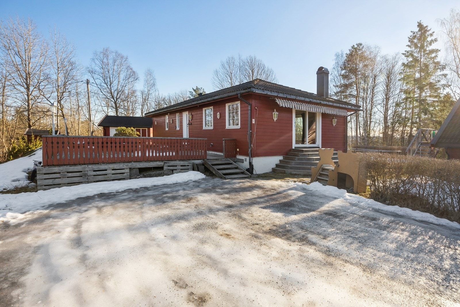 Romslig gårdsplass for å parkere biler. Galleribilde