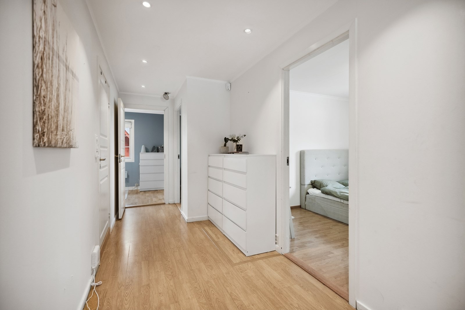 Videre inn i gangen er det tilgang til bad og de 3 soverommene. Galleribilde