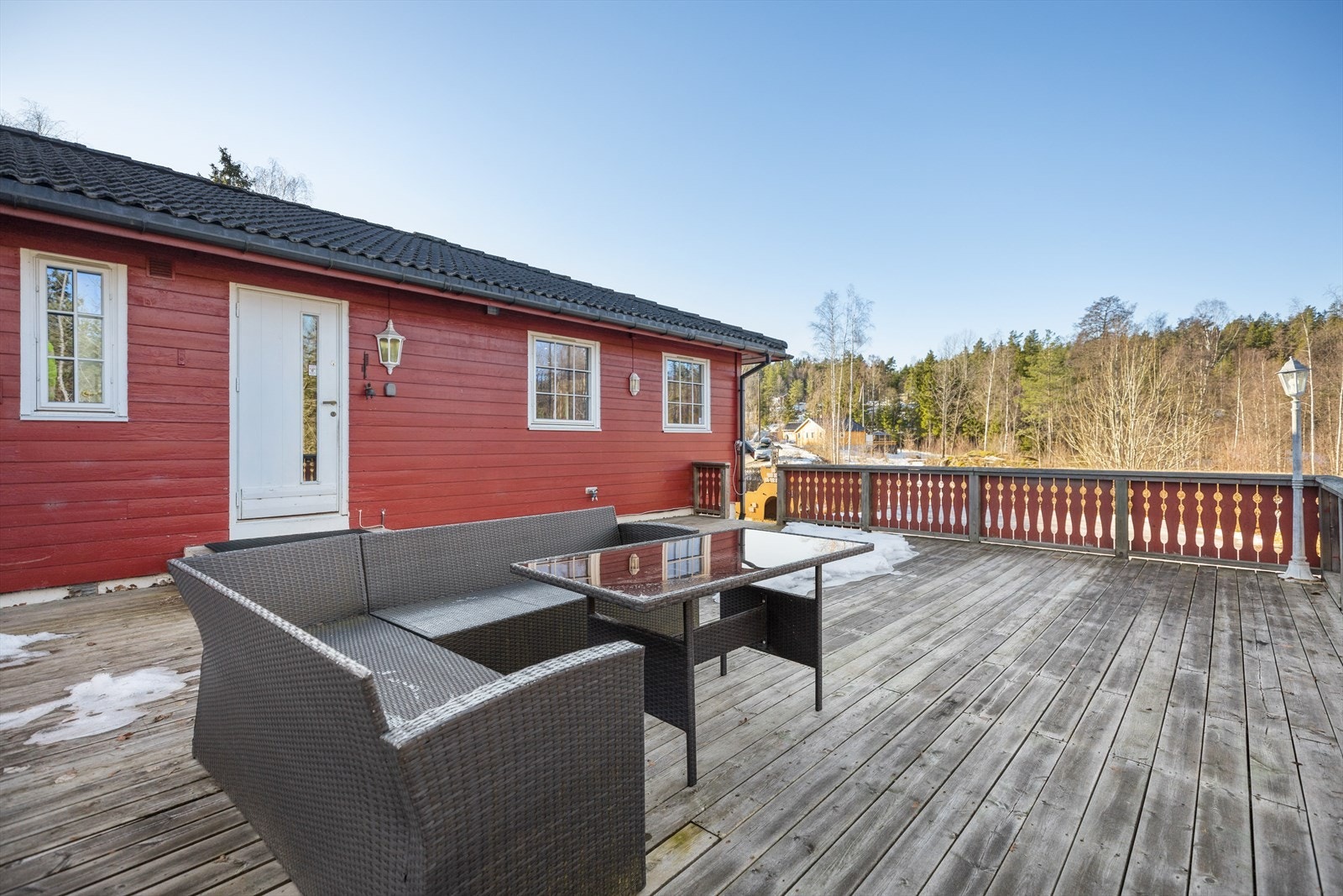 Stor terrasseplatting utenfor inngangpartiet. Galleribilde