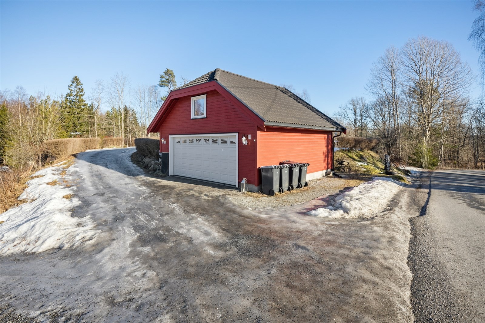 Stor dobbelgarasje med uinnredet loft. Galleribilde