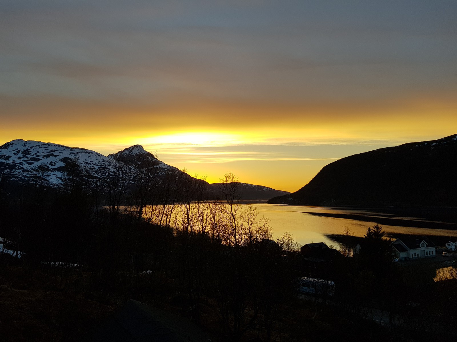 Eiendommen er et godt utgangspunkt for deg som liker å gå tur både til fots og på ski - det er en rekke flotte turmål i nærheten!