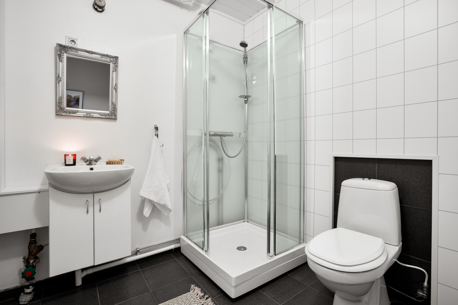 Badet i kjelleretasjen har dusjkabinett, servant og toalett