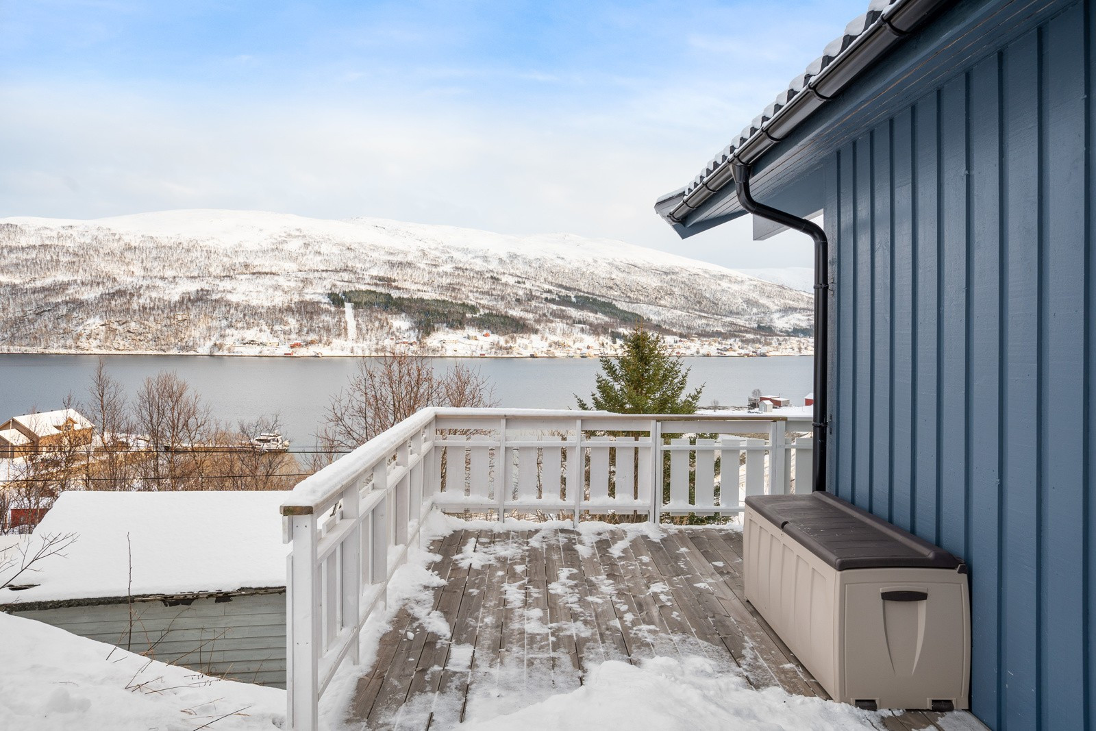 Boligen har store verandaarealer, samt en terrasse