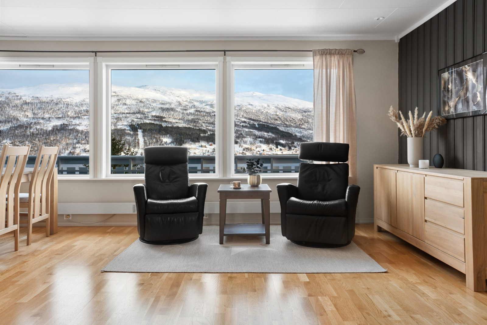 Stuen har store vindusflater som slipper inn rikelige mengder med naturlig lys og skaper en god romfølelse.