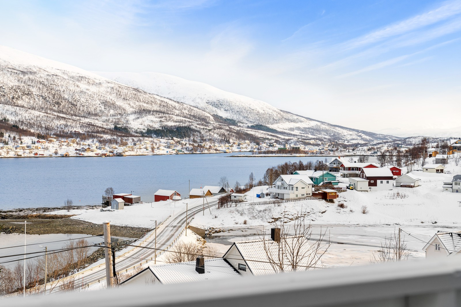 Boligen ligger tilbaketrukket til i naturskjønne Kaldfjord. Her er det kort vei til friluftsliv