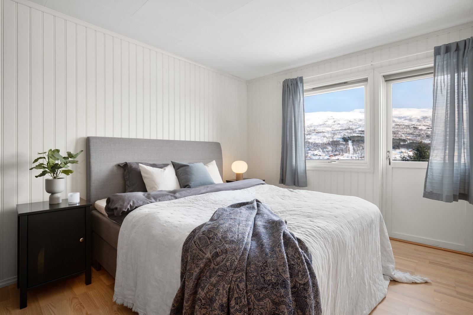 Hovedsoverom med plass til stor seng og diverse oppbevaringsmøbel. Her er det også utgang til veranda