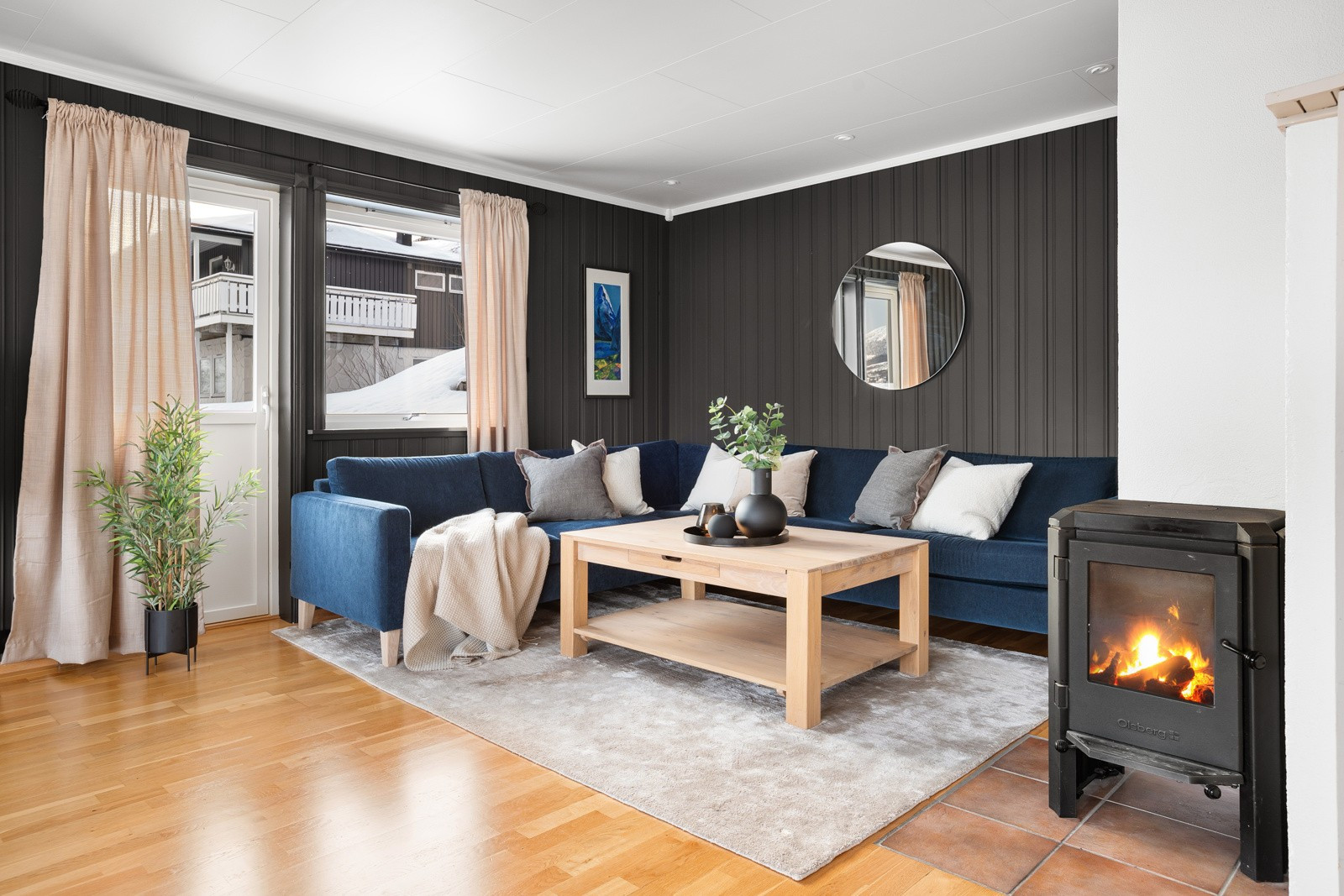 Stor sofa med plass med flere møbleringsmuligheter - fra stua er det også utgang til veranda